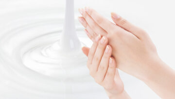 Strapazierte Hände mit Handcreme eincremen